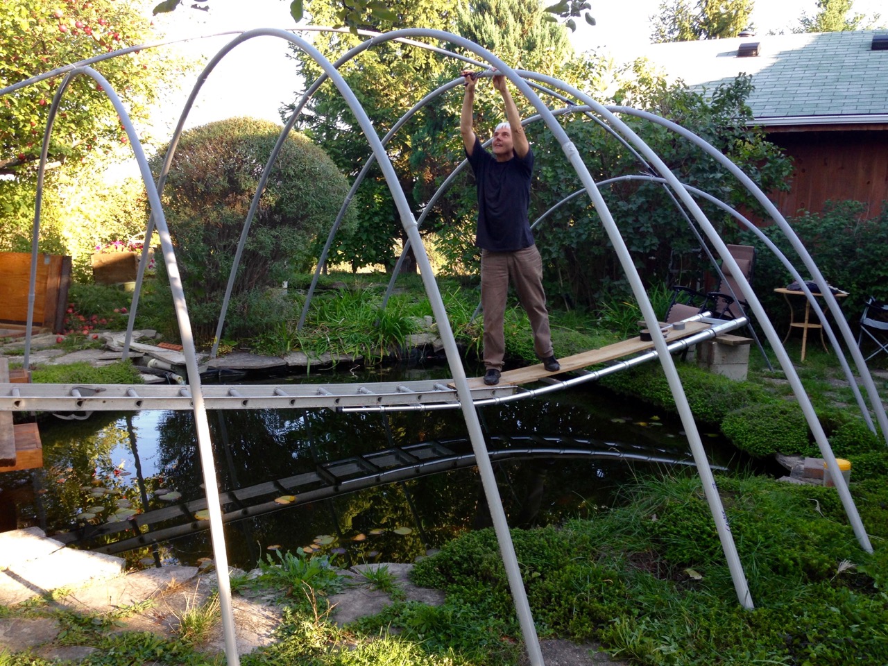 Securing hoops together with longditudinal pipe and
plastic ties.
